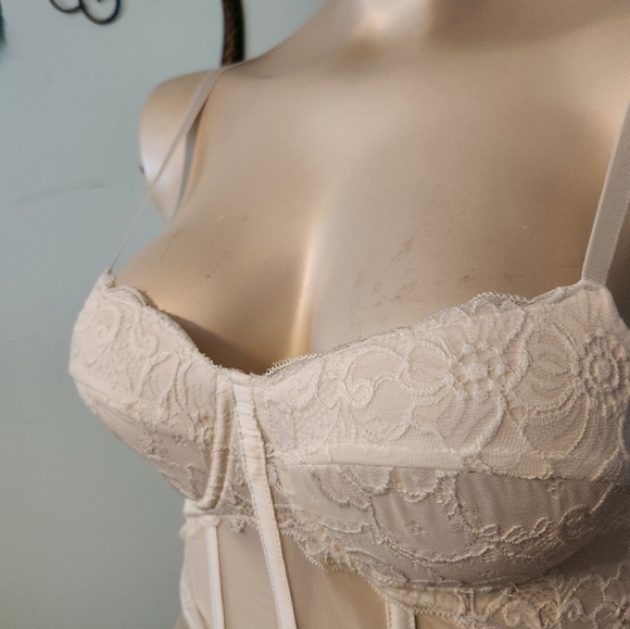 White lace bustier crop top NWT - Picture 2 of 6